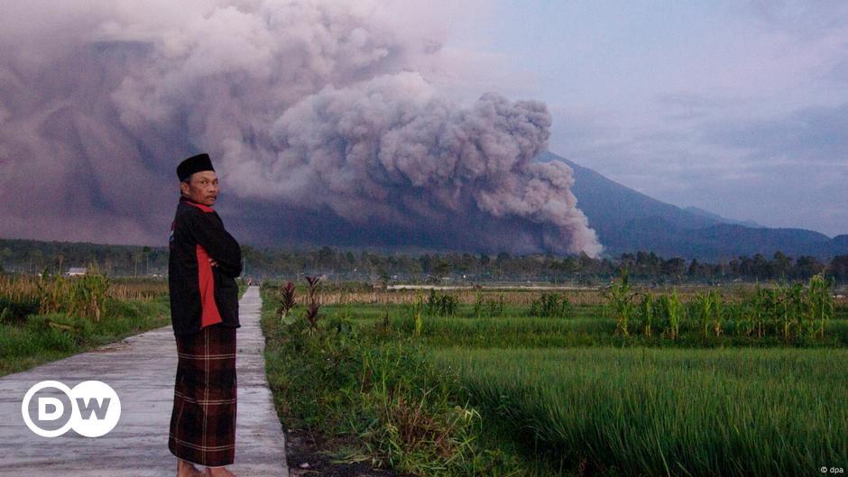 Vulkan Semeru auf Java spuckt wieder Aschewolken