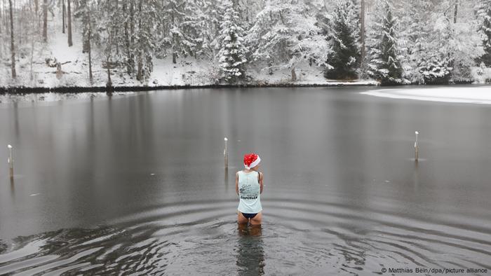 Para el tradicional baño de Adviento, varias personas se reunieron en un lago de Hasselfelde, Brandeburgo, a 3 grados bajo cero para meterse en el agua. Los baños de hielo se celebran en Hasselfelde desde 2016. 
