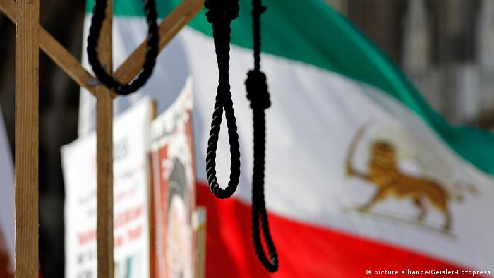 Иранските власти вече издадоха две смъртни присъди на протестиращи. Но
