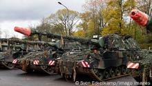  Panzerhaubitze 2000 der Bundeswehr während einer Übung Die Panzerhaubitze 2000 wird von den Firmen KMW Krauss-Maffei Wegmann und Rheinmetall hergestellt. Sie hat ein Kaliber von 155 mm und eine Reichweite von bis zu 56 km bei entsprechender Munition. Die Panzerhaubitze 2000 ist das Hauptwaffensystem der Artillerietruppe der Bundeswehr. Weitere Nutzerstaaten sind die Niederlande, Griechenland, Kroatien, Katar, Litauen, Ungarn und aktuell auch die Ukraine. bei Landstuhl Rheinland-Pfalz Deutschland *** Bundeswehr howitzer 2000 during an exercise The howitzer 2000 is manufactured by KMW Krauss Maffei Wegmann and Rheinmetall It has a caliber of 155 mm and a range of up to 56 km with the appropriate ammunition The howitzer 2000 is the main w