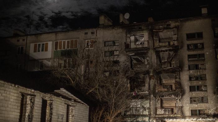 Häuser mit dunklen Fenstern in der ukrainischen Stadt Lyman