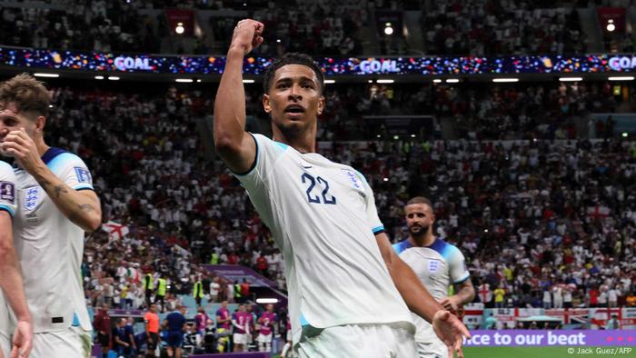  جود بيلينغهام لاعب خط الوسط الإنجليزي يحتفل بتسجيل هاري كين الهدف الثاني لفريقه خلال مباراة إنجلترا والسنغال في كأس العالم بقطر 2022 