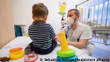 Ein Arzt untersucht in einer Kinderklinik ein Kind. Die Kliniken in Sachsen-Anhalt sind derzeit voll mit Kindern mit dem RS-Virus - einer Atemwegserkrankung, die vor allem die Jüngsten stark trifft. Die Stationen kämpfen mit Engpässen. (zu dpa: «Atemwegsinfekt bei Kindern: Kaum Platz mehr in Kinderkliniken») +++ dpa-Bildfunk +++