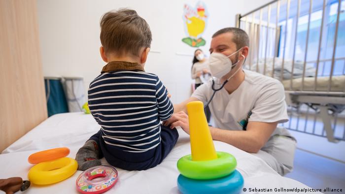 طبيب يفحص طفلا في مشفى أطفال في سكسونيا أنهالت