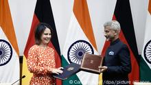 05.12.2022, Indien, Neu Delhi: Annalena Baerbock (Bündnis 90/ Die Grünen), Bundesaußenministerin, und Subrahmanyam Jaishankar (r), Außenminister von Indien, tauschen nach der Unterzeichnung von Verträgen die Mappen aus bei einer Pressekonferenz nach einem gemeinsamen Gespräch. Bei einem zweitägigen Besuch führt die Ministerin politische Gespräche und trifft sich mit Vertretern der Zivilgesellschaft. Foto: Carsten Koall/dpa +++ dpa-Bildfunk +++