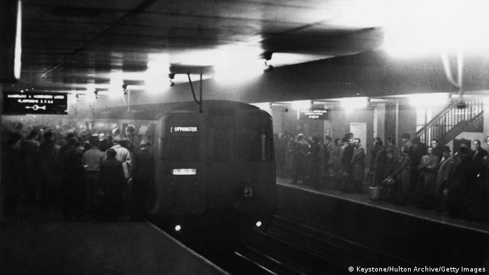 恶劣的空气倒是没有对地铁系统造成太大影响，许多伦敦市民都依靠地铁出行。这场雾霾持续了5天，最终靠一场大风吹散。不少亲历者表示，当时刮的风都伴随着令人作呕的碗豆汤气味。 
