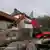 Bager ruši krov jedne kuće