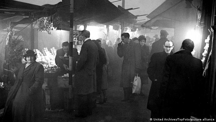 1952年12月初的气温格外低，伦敦居民纷纷烧炭取暖。当年的取暖技术不比如今，大多数人依靠煤炭。每天都有1000余吨的燃煤颗粒物被排放入大气，湿润的大雾天气更是导致灰霾经久不散，有毒有害物质被人们吸入体内。 