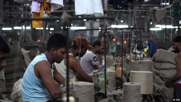 青年的高失业率是印度当局需要改善的问题之一，图为印度纺织工厂的工人