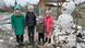 Ukraine Kinder mit Schneemann in der Ostukraine, Region Charkiv Ukraine Kinder mit Schneemann in der Ostukraine, Region Charkiv