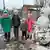 أطفال أوكرانيات سعيدات بصناعة "رجل الثلج" بعد سقوط أول ندفات للثلج في خاركيف بشرق أوكرانيا (26/11/2022)