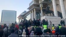 DIESES FOTO WIRD VON DER RUSSISCHEN STAATSAGENTUR TASS ZUR VERFÜGUNG GESTELLT. [MONGOLIA, ULAANBAATAR - DECEMBER 5, 2022: Protesters are seen in front of the Mongolian Parliament (State Great Khural) in Sukhbaatar Square as they express their dissatisfaction with the ongoing investigation into coal exports to China that allegedly bypassed customs procedures. The protesters demand that the names of the suspects, who as they believe include high ranking officials, be revealed to the public. Tuyana Zonduyeva/TASS]