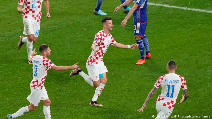 إيفان بريشيتش يجري فرحا ويلاحقه زملاؤه بعدما أدرك التعادل للمنتخب الكرواتي أمام المنتخب الياباني (5/12/2022)