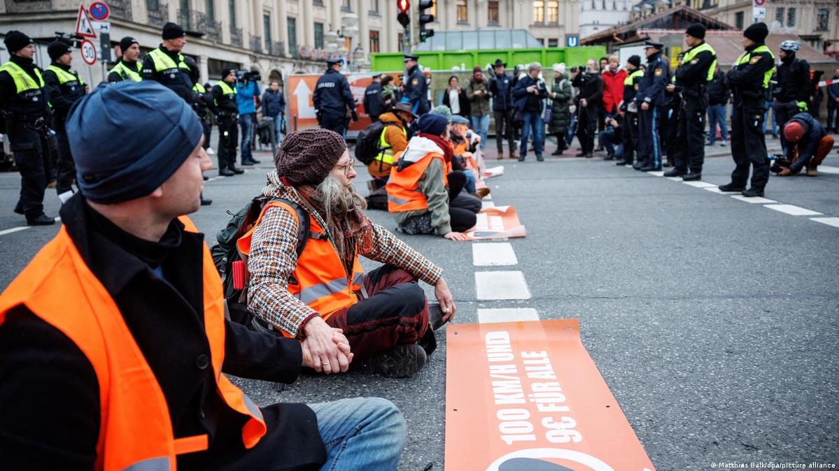 German police launch raids against Last Generation activists – DW – 12
