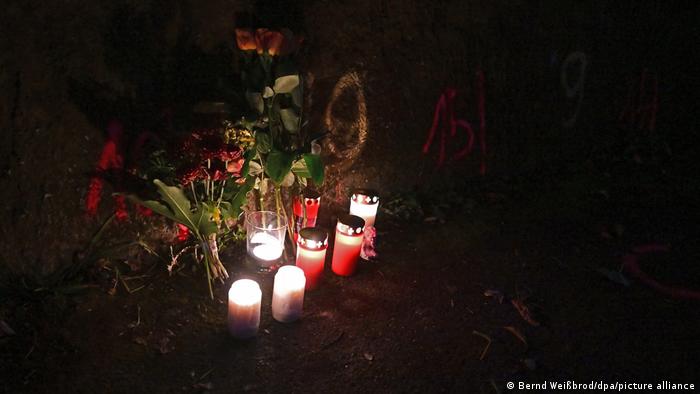 Blumen und Kerzen an der Stelle, wo die beiden Jugendlichen angegriffen wurden 