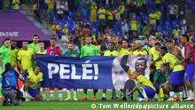 Fußball, WM, Brasilien - Südkorea, Finalrunde, Achtelfinale, Stadion 974, Spieler Brasiliens halten ein Poster mit Genesungswünschen für Brasiliens Fußballikone Pele nach dem Abpfiff.