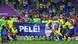 Die brasiliansche Mannschaft trägt ein Banner mit dem Gesicht von Pelé auf das Feld Die brasiliansche Mannschaft trägt ein Banner mit dem Gesicht von Pelé auf das Feld