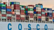 Ein Containerschiff des chinesischen Staatskonzerns Cosco faehrt mit voller Ladung elbaufwaerts in den Containerhafen in Hamburg . Die chinesische Reederei Cosco will sich im Hamburger Hafen einkaufen( Archivbild) .Foto: Rothermel