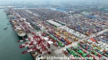 Blick von oben auf ein Containerschiff im Qianwan Container Terminal im Hafen von Qingdao in der ostchinesischen Provinz Shandong. +++ dpa-Bildfunk +++