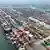 Blick auf den Container Terminal im Hafen von Qingdao in der ostchinesischen Provinz Shandong