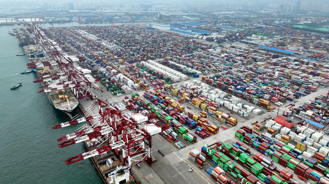 Imagen aérea de la terminal de contenedores del puerto de Qingdao, en China.