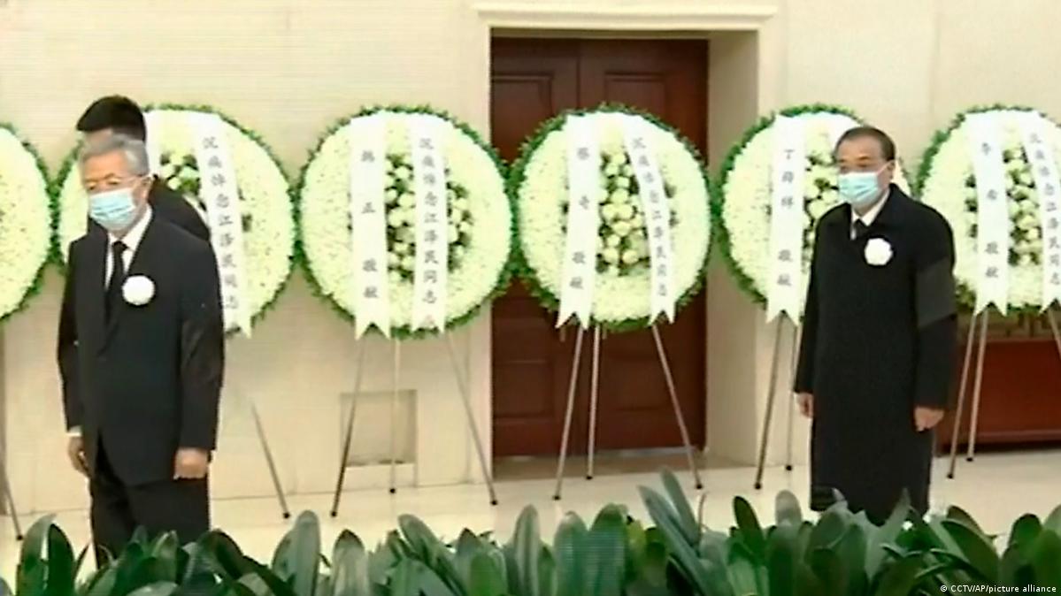 富井男爵追悼集 胡锦涛现身江泽民追悼会前日的小规模告别式– DW – 2022年12月6日