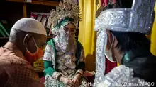 April 9, 2020, Siwa, Indonesia: Groom Evo Darmawangsah R and bride Silviana Dewi L make vows during their wedding ceremony amid COVID-19 outbreak in Siwa..The pandemic has spread to all provinces in Indonesia except Gorontalo. All had reported suspected cases. So far, Indonesia has recorded 280 deaths, more than any other Southeast Asian country. Siwa Indonesia - ZUMAs197 20200409zaas197065 Copyright: xHariandixHafidx