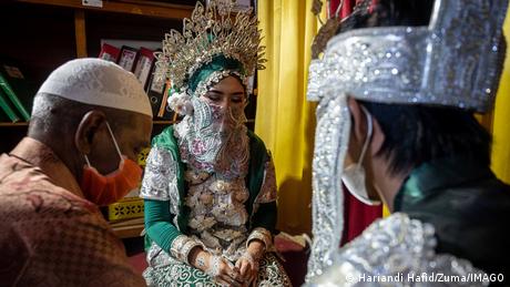 Парламентът на Индонезия забрани на двойките които не са в