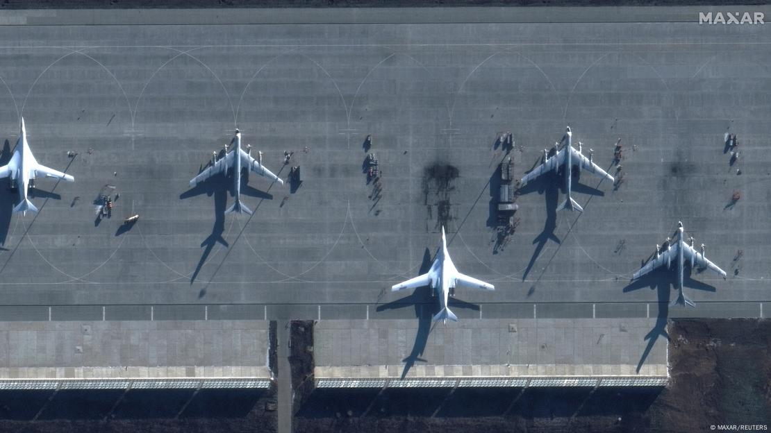 Quatro aeronaves na pista. Uma marca de explosão no chão. 