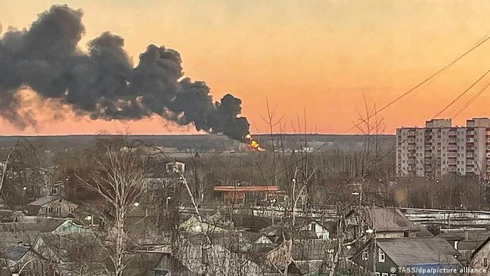 Incendio cerca del aeropuerto de Kursk. La imagen proviene de la agencia rusa estatal Tass.