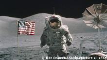 HANDOUT - 11.12.1972, ---, Mond: US-Astronaut Eugene Cernan steht auf dem Mond. Im Hintergrund die US-Fahne. Zwölf Menschen haben bislang den Mond betreten, der letzte vor einem halben Jahrhundert mit der «Apollo 17»-Mission. 50 Jahre später werden die Pläne zur Rückkehr nun immer konkreter. (zu dpa «Vor 50 Jahren stand der letzte Mann auf dem Mond - bald eine Frau?») Foto: Ron Evans/NASA/dpa - ACHTUNG: Nur zur redaktionellen Verwendung und nur mit vollständiger Nennung des vorstehenden Credits +++ dpa-Bildfunk +++