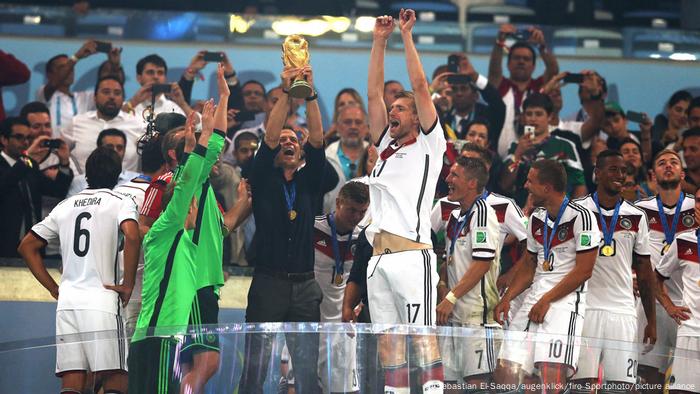 Der damalige Nationalmannschafts-Manager Oliver Bierhoff mit dem WM Pokal nach dem Final-Triumph 2014