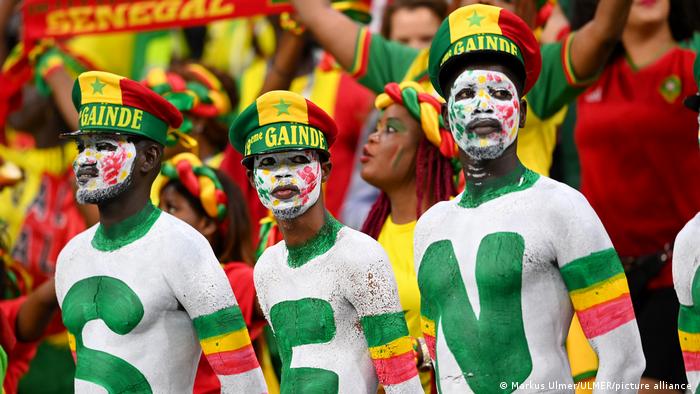 bunt-geschminkte Senegal-Fans auf der Tribüne