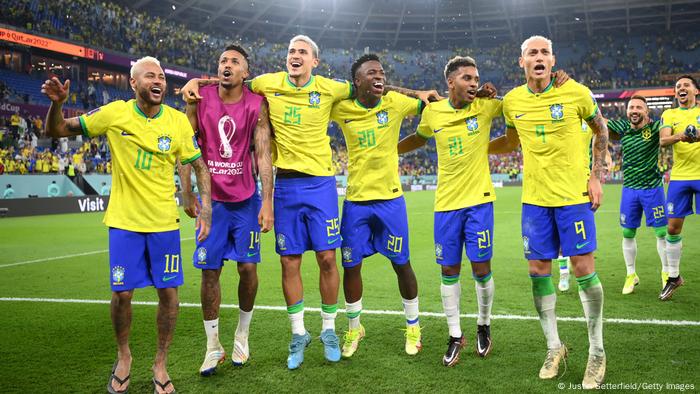 Brasilianische Spieler feiern ihre Qualifikation für das Viertelfinale