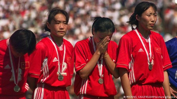 Spielerinnen der chinesischen Frauenmannschaft nach dem verlorenen WM-Finale 1999 mit Silbermedaillen bei der Siegerehrung