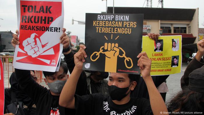 Indonesien I Kundgebung gegen neues Strafrecht