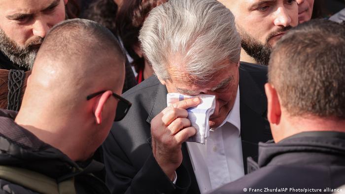 Nga protesta e opozitës në Tiranë, ku ish-kryeministri Sali Berisha u godit me grusht nga një kalimtar