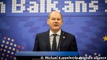 Bundeskanzler Olaf Scholz (SPD), nimmt an einer Pressekonferenz nach dem EU-Westbalkan-Gipfel teil. Thema des Gipfels sind die EU-Beitrittsperspektiven der Westbalkanländer.