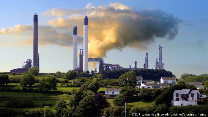 LNG-Terminal für Flüssigerdgas und Ölraffinerie im britischen Wales 