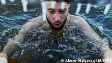 Un nadador en las aguas heladas del río Irtish, en Omks, Rusia.