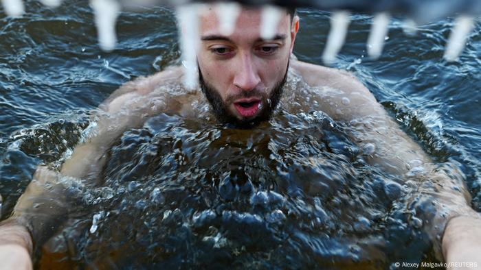 Un nadador en las aguas heladas del río Irtish, en Omks, Rusia.