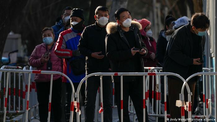 2022年12月7日，盡管中国政府已放宽多项防疫政策，北京居民仍大排长龙接受例行核酸检测 。
