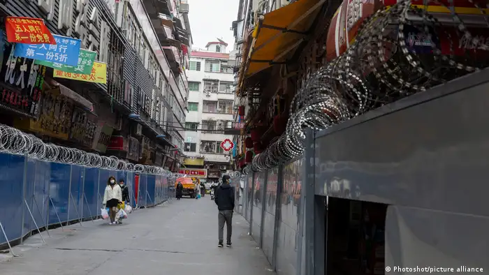 实施清零政策期间，广州市一条被全面封控的街道。