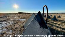 DIESES FOTO WIRD VON DER RUSSISCHEN STAATSAGENTUR TASS ZUR VERFÜGUNG GESTELLT. [RUSSIA, BELGOROD REGION - DECEMBER 6, 2022: Tank traps are seen at the construction site of a fortification line along the border to Ukraine. The fortification line that includes tank traps and trenches has been under construction since April 2022 due to the tension in the region including frequent shelling attacks.]