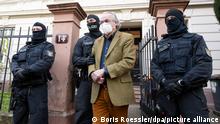 07.12.22 / Bei einer Razzia gegen sogenannte «Reichsbürger» führen vermummte Polizisten, nach der Durchsuchung eines Hauses Heinrich XIII Prinz Reuß (2.v.r.) zu einem Polizeifahrzeug. Die Bundesanwaltschaft hat am Mittwochmorgen mehrere Menschen aus der sogenannten Reichsbürgerszene im Zuge einer Razzia festnehmen lassen. Zahlreiche Beamte seien in mehreren Bundesländern im Einsatz, sagte eine Sprecherin der Karlsruher Behörde . +++ dpa-Bildfunk +++