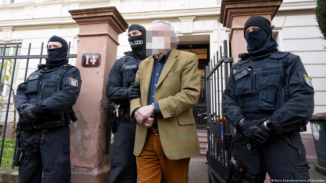 Policiais levam o “príncipe” Heinrich XIII, apontando como um dos líderes do grupo terrorista