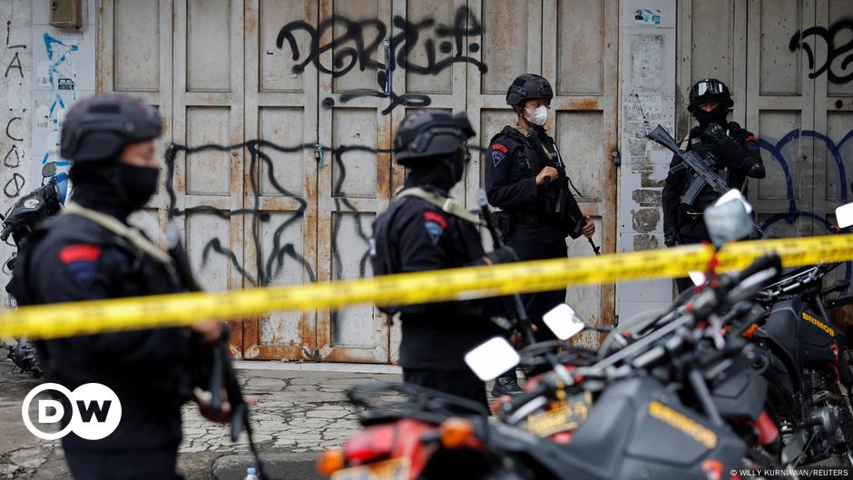 Policeman Killed In Indonesia Suicide Bombing Attack – DW – 12/07/2022