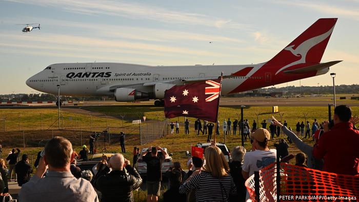 In Sydney, Australien versammelt sich am 22. Juli 2020 eine kleine Menschenmenge um die letzte B 747 zu verabschieden die für Quantas startet.