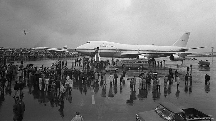 Eine Menschenmenge versammelt sich am 3. Juni 1969 um die Boeing 747 am Flughafen Le Bourget.