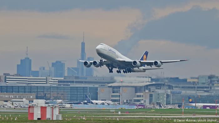 Eine Lufthansa Boeing 747 startet am Frankfurter Flughafen.